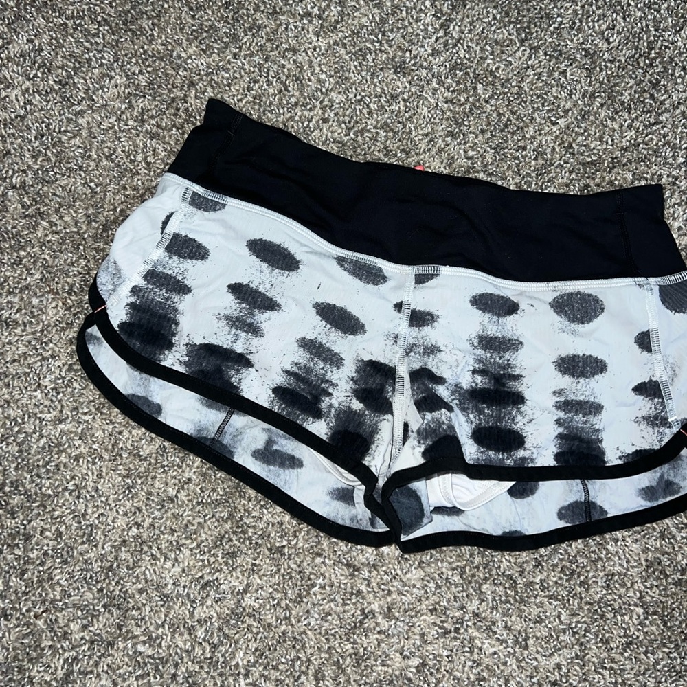 Patterned lululemon shorts size 4